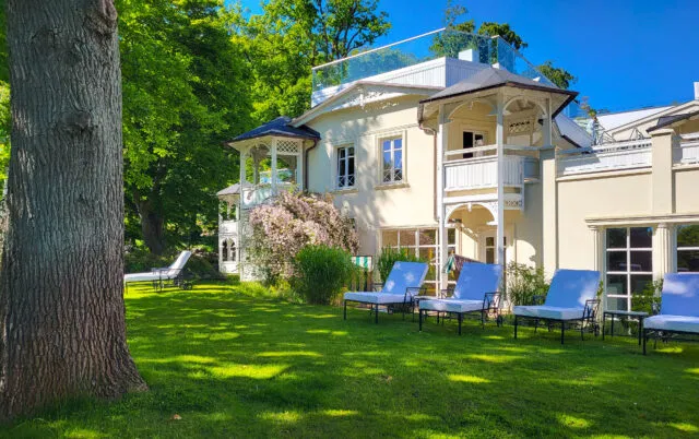Blick vom Garten auf das Hotel in Sellin