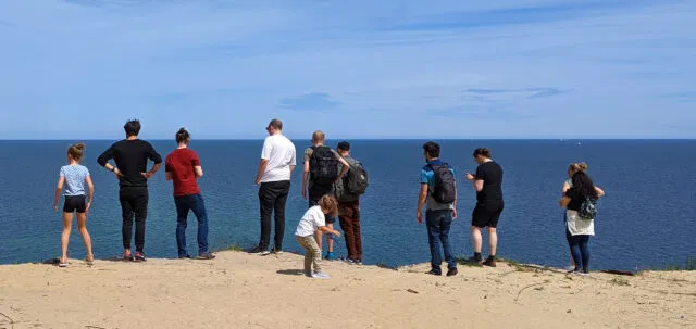 bitside stehen am Strand und blicken auf das Meer